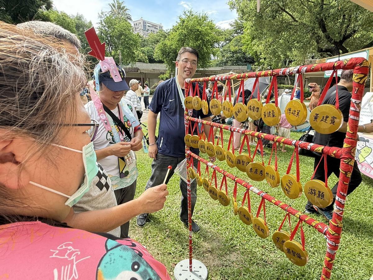 活動會場設有敲敲鑼大成功，讓民眾敲被罷立委的小鑼。 圖：罷團提供