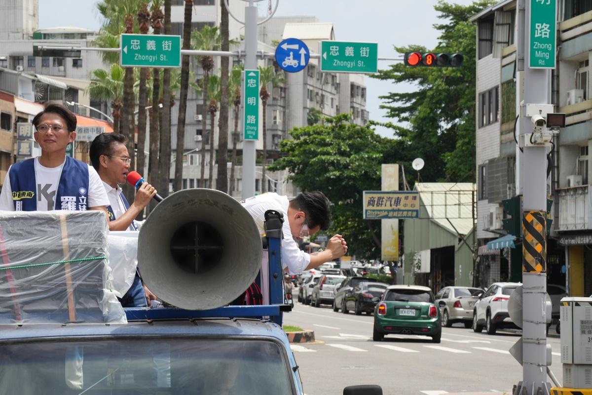 黃國昌陪同羅廷瑋車掃，羅廷瑋以招牌的90度鞠躬向選民請託。 圖：羅廷瑋服務處/提供