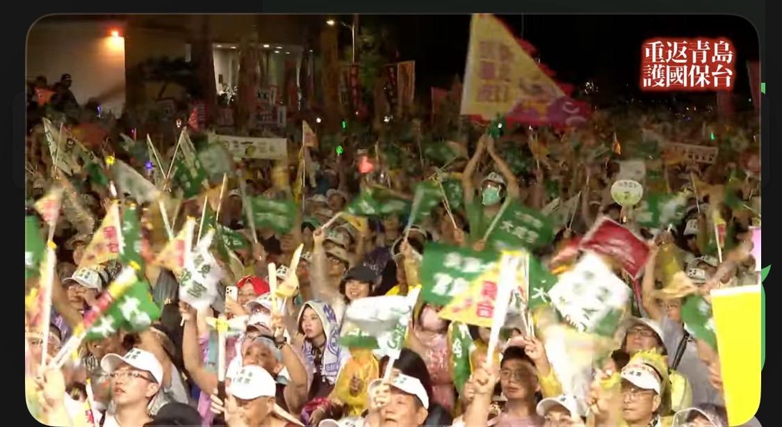 超過萬名青鳥重返青島東路　「護國保台晚會」現場人氣強強滾。 圖：護國大遶境提供