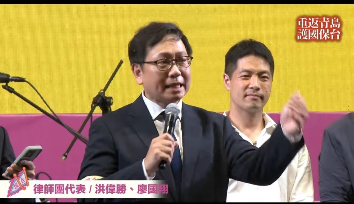 超過萬名青鳥重返青島東路　「護國保台晚會」現場人氣強強滾，律師代表發言。 圖：護國大遶境提供