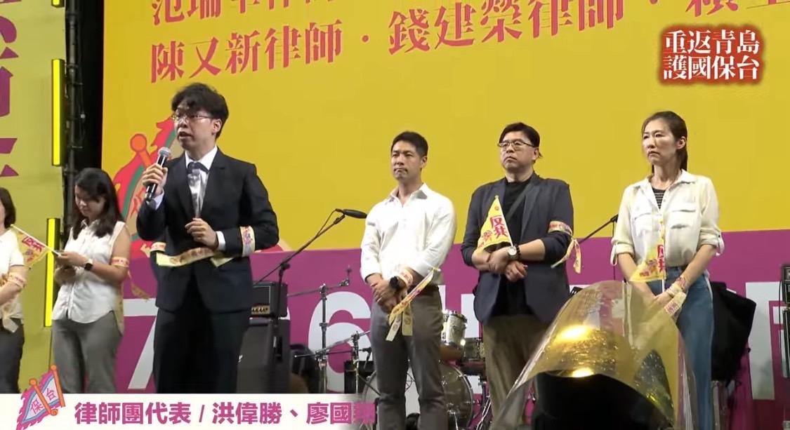 超過萬名青鳥重返青島東路　「護國保台晚會」現場人氣強強滾，律師代表發言。 圖：護國大遶境提供