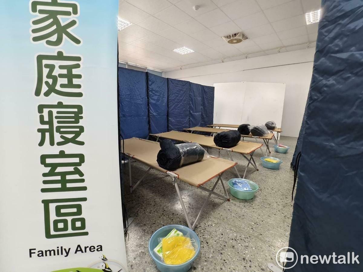 民政局與各區公所會持續保持緊密聯繫，面對本次薇帕颱風的威脅，各區公所皆已完成轄內避難收容處所整備，民眾如有避難需要，區公所可隨時進行疏散撤離並協助收容安置，民政團隊將落實24小時全天候防災，全力守護市民生命財產安全。 圖：台南市政府提供