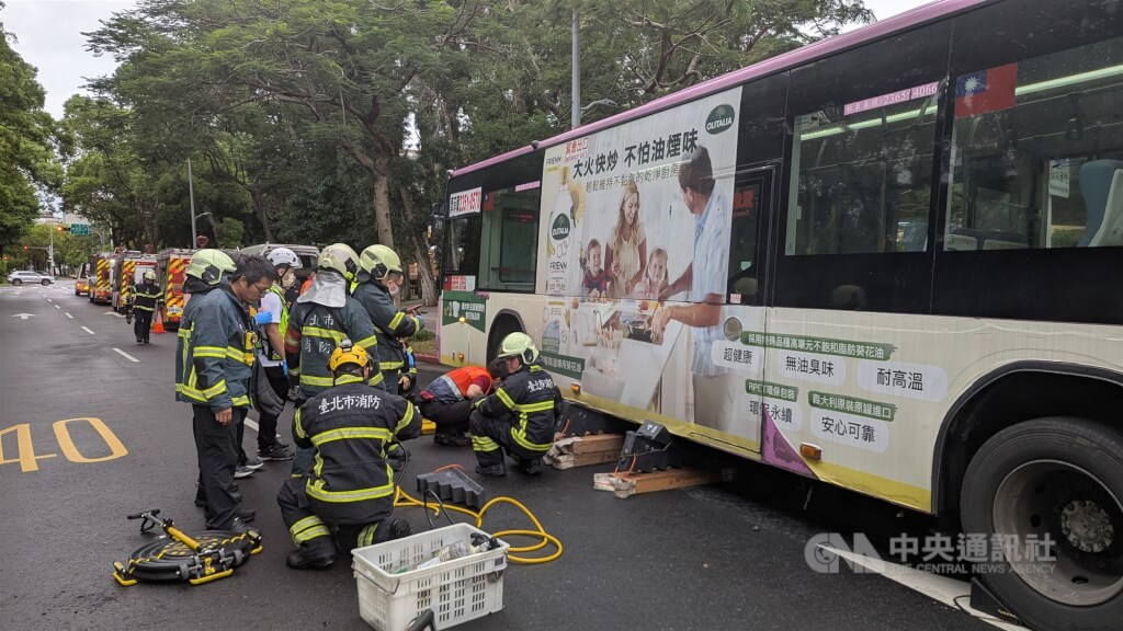 台北市愛國西路附近19日發生行人遭公車撞擊死亡事故，60歲周姓男子走在行穿線時，疑遭轉彎公車撞擊，周男受困前輪，送醫搶救不治。（翻攝畫面）中央社記者劉建邦傳真  114年7月19日