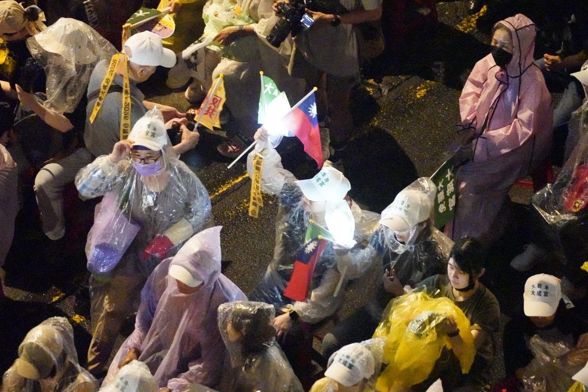超過萬名青鳥重返青島東路　「護國保台晚會」現場人氣強強滾。 圖:張良一/攝