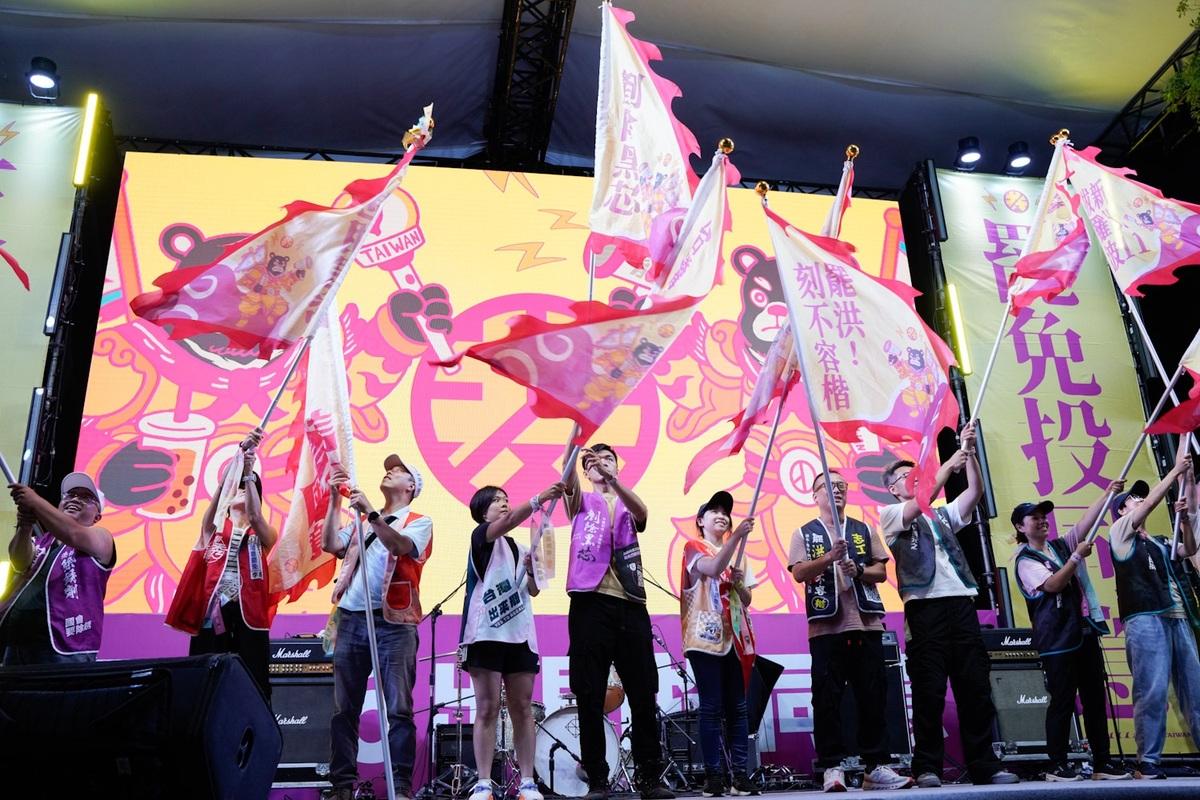7月26日大罷免即將投票，罷團今(19)晚在投票前黃金週舉行造勢活動。 圖:張良一/攝