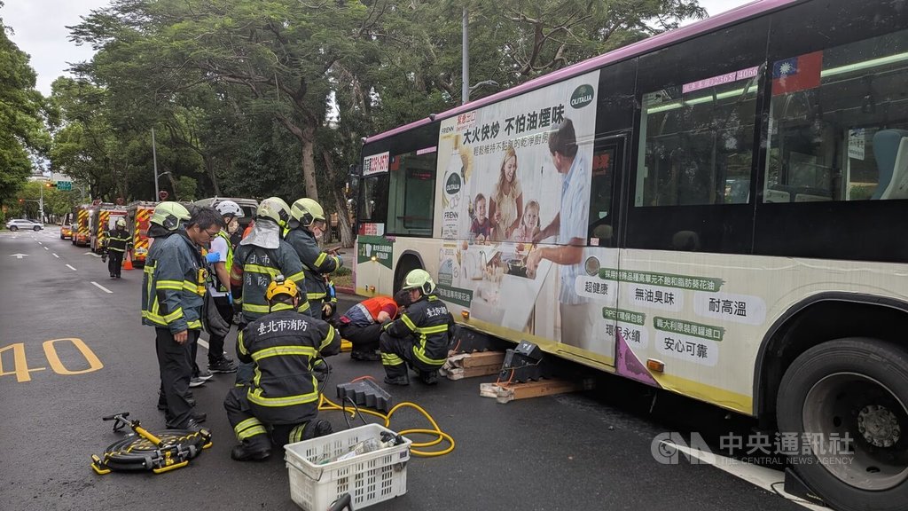 台北市愛國西路附近19日發生行人遭公車撞擊死亡事故，部桃乳房外科醫師周佳正走在行穿線時，疑遭轉彎公車撞擊，送醫搶救不治。（翻攝畫面）中央社記者劉建邦傳真  114年7月19日