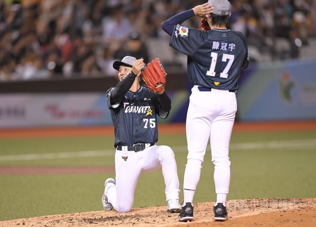 2025中職明星賽19日首戰開打，5局下TEAM TAIWAN換投手很有戲，投手郭俊麟（左）先上場，牛棚教練王建民上場換投，接著陳冠宇（右）走上投手丘時，郭俊麟突然單膝下跪拿戒指，陳冠宇則配合伸手接受「求婚」。中央社記者張新偉攝  114年7月19日