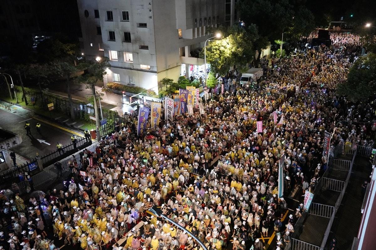 濟南路與青島東路交會處擠滿挺罷民眾，晚會尚未開場，現場已萬頭鑽動。 圖:張良一/攝