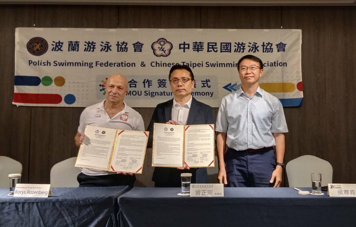 侯尊堯(右)見證曾正宗(中)與波蘭游泳協會代表簽署MOU。 圖：孫家銘攝