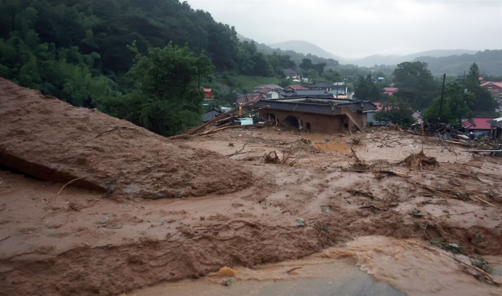 韓國近日降下豪雨，19日慶尚南道的山清郡發生土石流。（韓聯社）