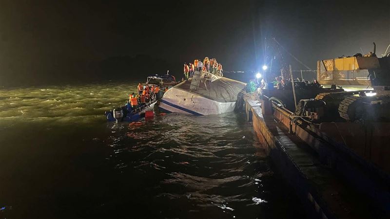 越南下龍灣發生翻船事故，死者攀至34人。 圖：翻攝Chuyện Mẹ Chồng Nàng Dâu臉書