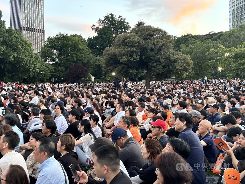 日本參議院大選20日投開票，各政黨19日在選前之夜總動員。近來氣勢如虹的參政黨在芝公園集結，現場聚集約2萬人搖旗吶喊，對於能夠一舉拿下2位數席次信心滿滿。中央社記者戴雅真東京攝 114年7月20日 圖：中央社提供