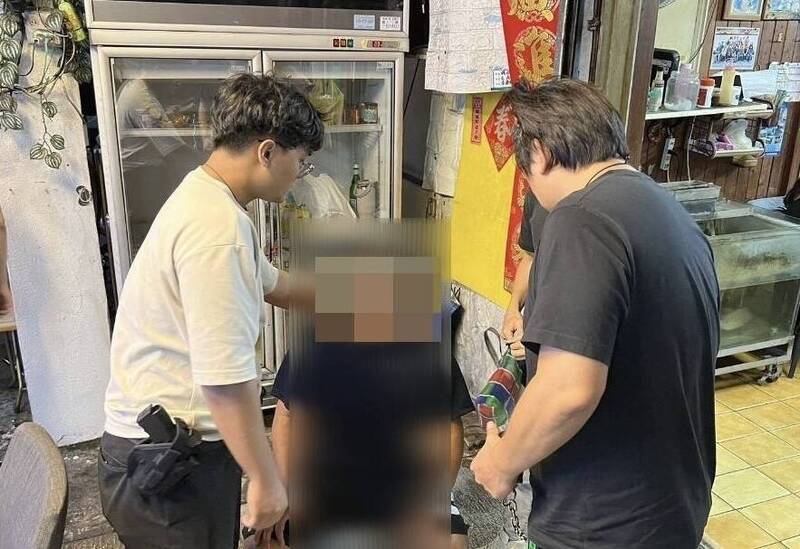 犯下學甲風災受災戶詐騙案的周姓犯嫌（中）在屏東恆春落網，19日深夜被帶回分局偵辦。 圖：學甲分局提供