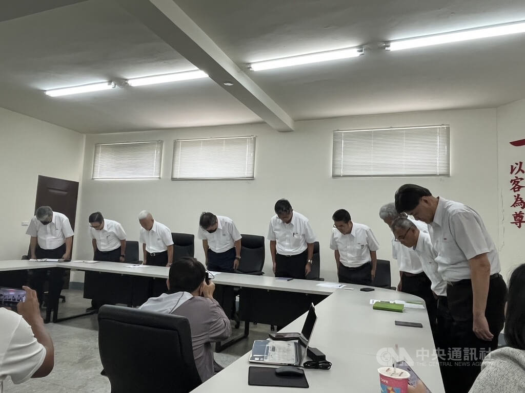 衛生福利部桃園醫院乳房外科主任醫師周佳正19日在台北市過馬路時遭公車撞死，肇事的欣欣客運20日召開記者會，董事長范大維（左4）鞠躬致歉，強調會負起相關責任。中央社記者楊淑閔攝  114年7月20日