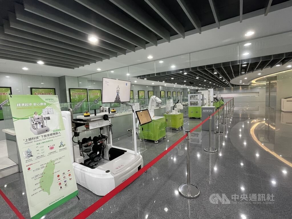 台灣AI機器人產業大聯盟將於22日舉行成立大會，台灣廠商力拚關鍵供應鏈角色。圖為上銀台中總部展示機器人應用方案一隅。中央社記者鍾榮峰攝  114年7月20日