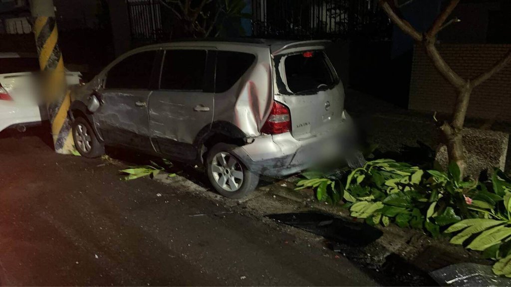 高雄小港區廠橫路19日有車輛連續撞擊路邊車輛並逃逸，警方展開追查，20日查獲涉案49歲黃姓車主，全案依毀損罪嫌移請高雄地檢署偵辦。（高雄市警察局小港分局提供）中央社記者張已亷傳真　114年7月20日