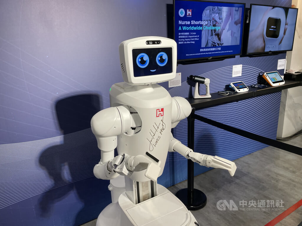 輝達（NVIDIA）看好人形機器人發展前景，台廠包括鴻海集團等，與輝達合作布局機器人自動化軟硬體整合方案。圖為鴻海自力開發的AI護理機器人Nurabot。中央社記者鍾榮峰攝  114年7月20日