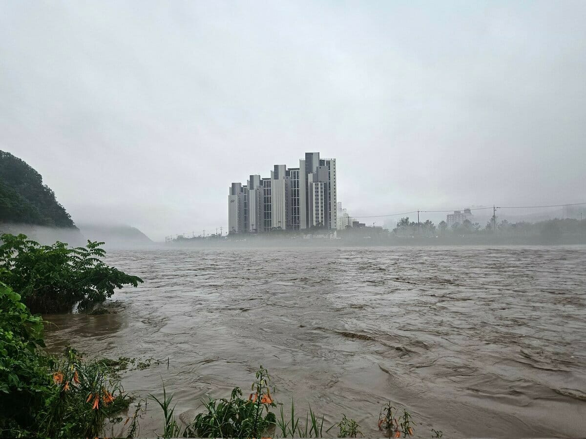 南韓近日遭遇罕見極端暴雨侵襲，全境多地災情頻傳。圖為民眾拍攝加平溪水暴漲。 圖：翻攝自 X
