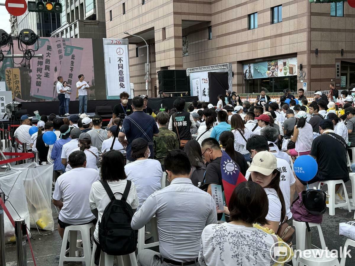 民眾黨今在民進黨中央黨部前舉行「民主起義！反罷要贏 台灣要贏」集會活動。 圖：周煊惠 / 攝
