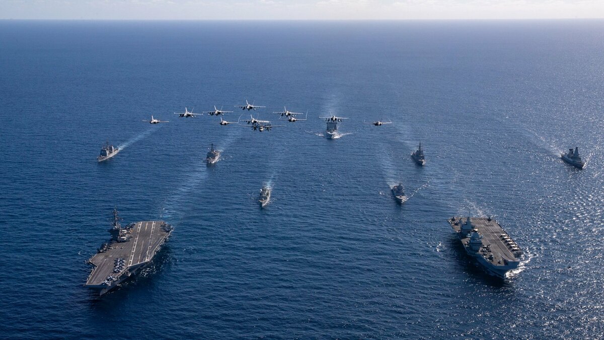 2025年「護身軍刀」（Talisman Sabre）聯合軍演近日在澳洲登場，英美共同執行雙航艦作戰演練。 圖：翻攝自 X