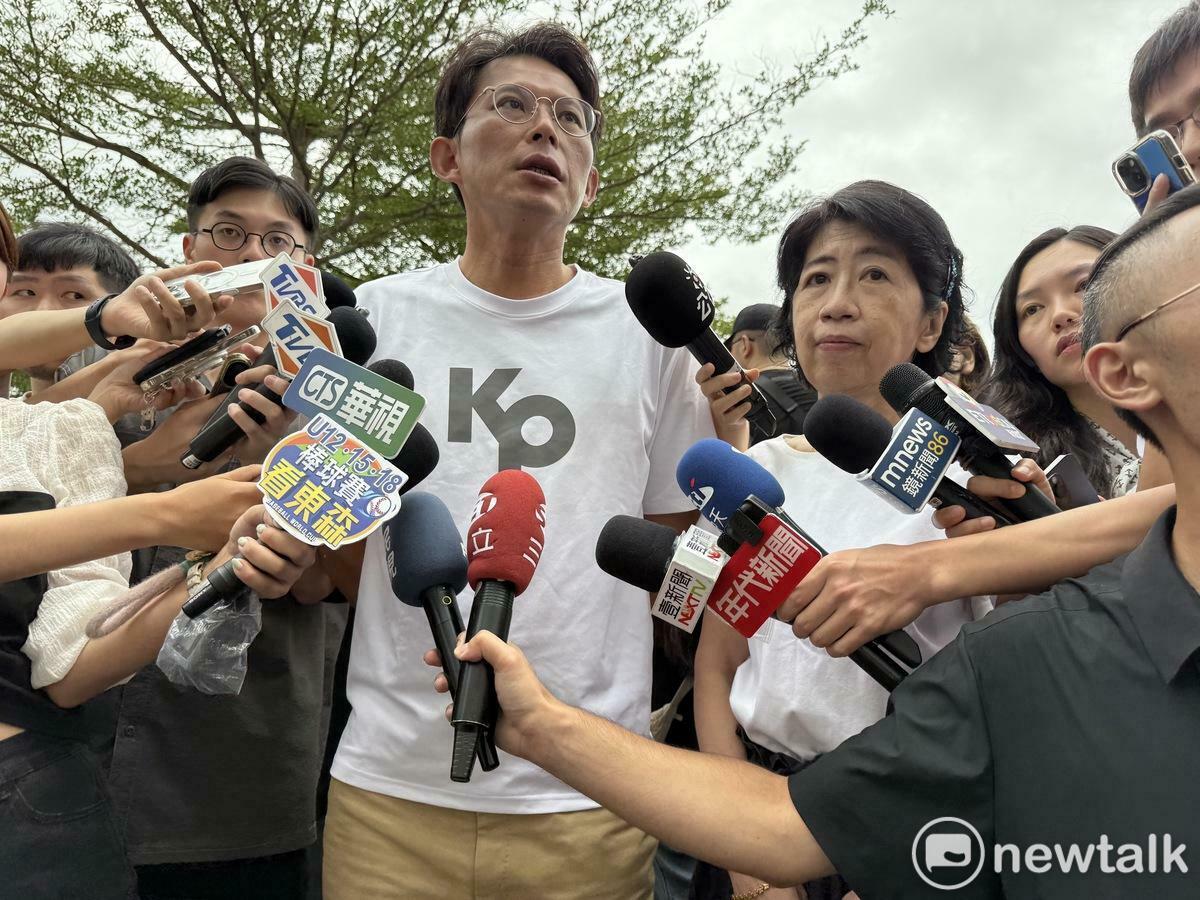 民眾黨主席黃國昌、柯文哲妻子陳佩琪今出席民眾黨「民主起義！反罷要贏台灣要贏」活動。 圖：周煊惠 / 攝