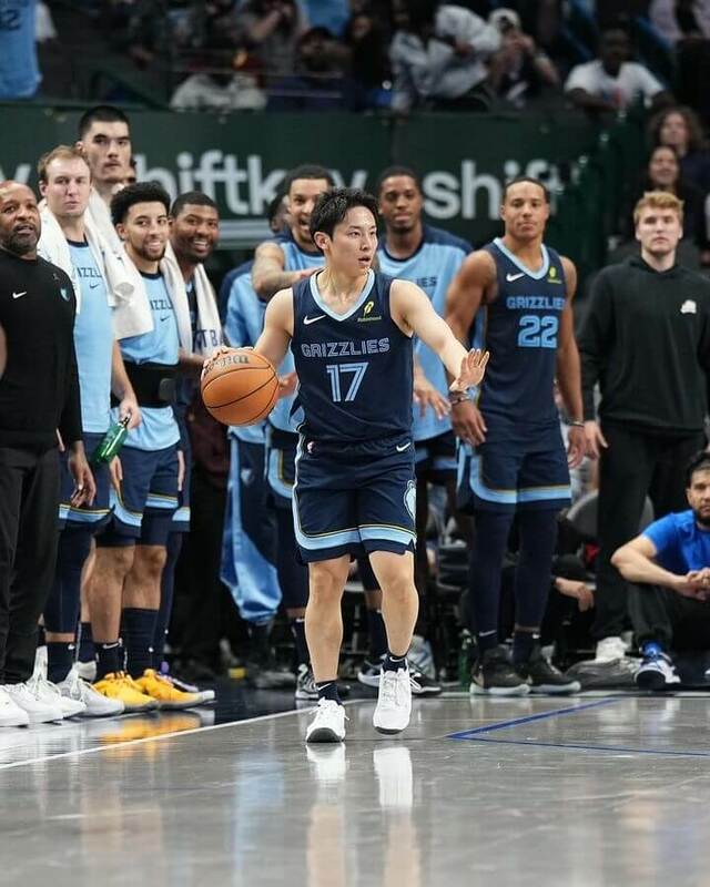 日本旅美籃球選手河村勇輝（前中）上個球季效力於NBA曼菲斯灰熊。（圖取自instagram.com/kawamurayuki_8）