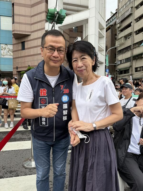 民眾黨前主席柯文哲妻子陳佩琪與國民黨立委羅智強。 圖：民眾黨 / 提供