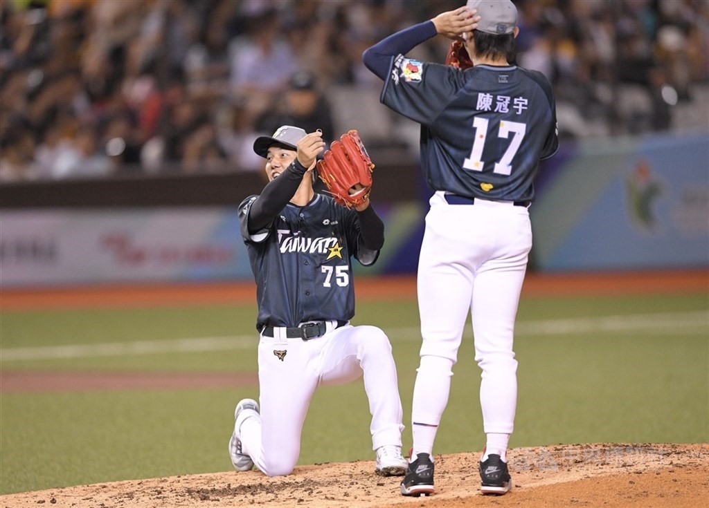 中職明星賽有滿滿話題，郭俊麟（左）19日在投手丘上與陳冠宇（右）「求婚」，事前不知情的捕手戴培峰20日受訪時笑說很傻眼。（中央社檔案照片）