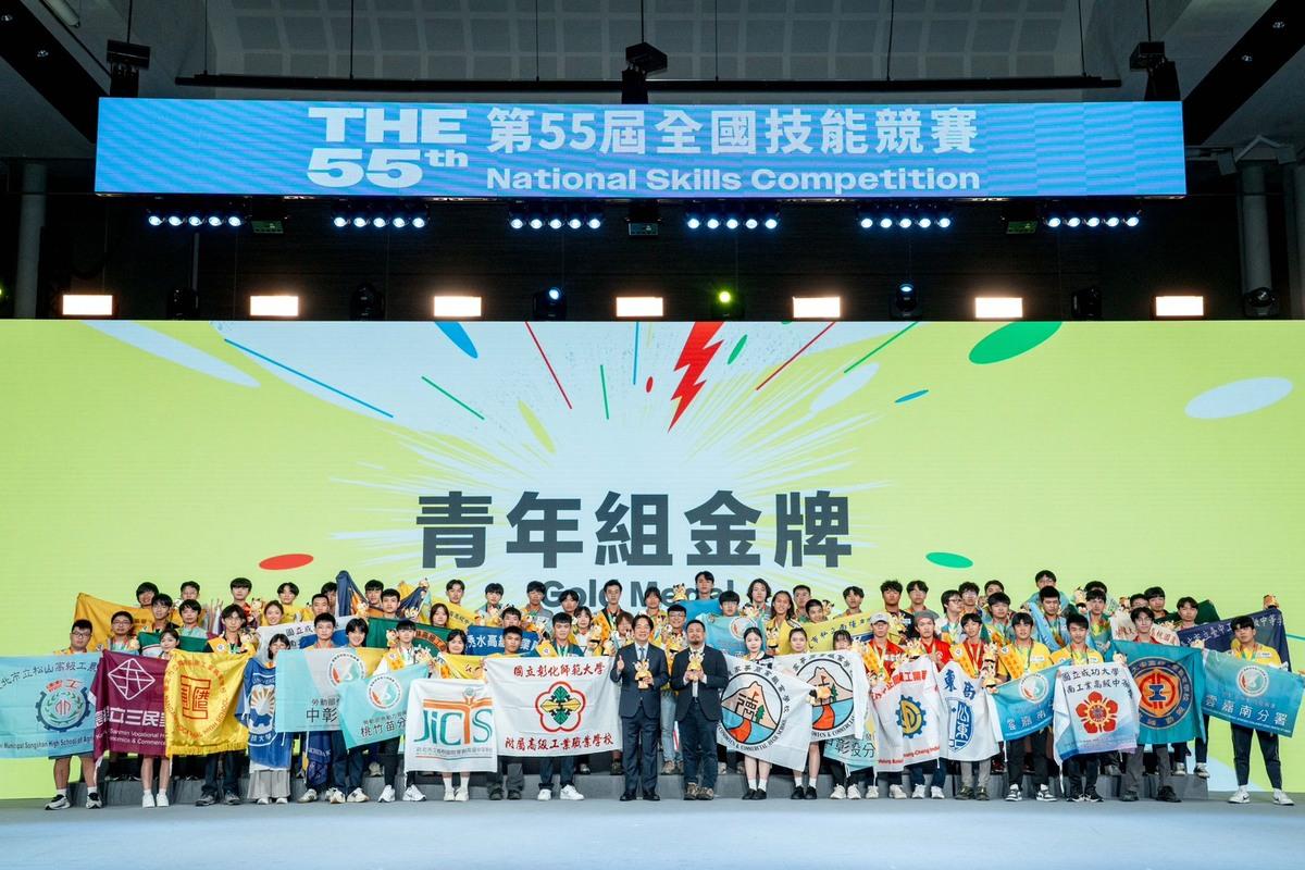 總統賴清德、勞動部部長洪申翰與全國賽青年組金牌選手合影。 圖：來源/勞動部