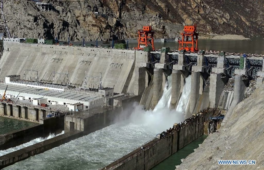 中國政府近期啟動雅魯藏布江下游水力發電工程，但工程可能引發的地質安全、生態衝擊及跨境水資源風險，持續受到外界關注。圖為位於雅魯藏布江中游的藏木水電站。 圖：翻攝新華網