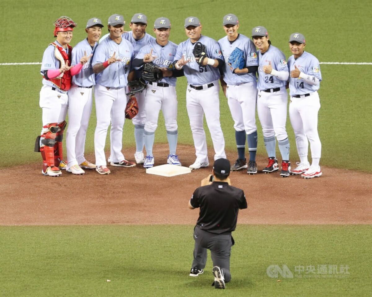 中華職棒明星賽20日進行第2戰，由TEAM TAIWAN隊先守備，賽前場上9人合影留念，由裁判掌鏡。中央社記者張新偉攝　114年7月20日