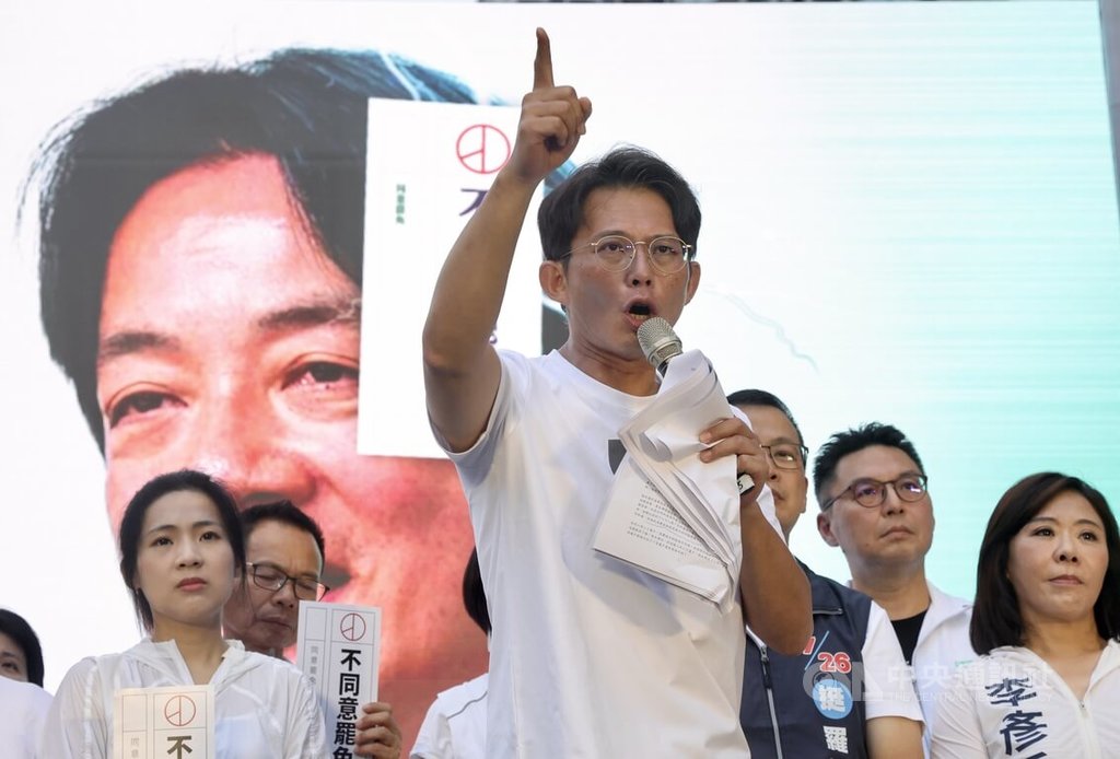 民眾黨20日下午在民進黨中央黨部前舉辦「民主起義 反罷要贏 台灣要贏」造勢活動，民眾黨主席黃國昌（前）表示，守住台灣的民主就是守住下一代共同的未來，呼籲支持者7月26日站出來不同意罷免。 圖:中央社提供