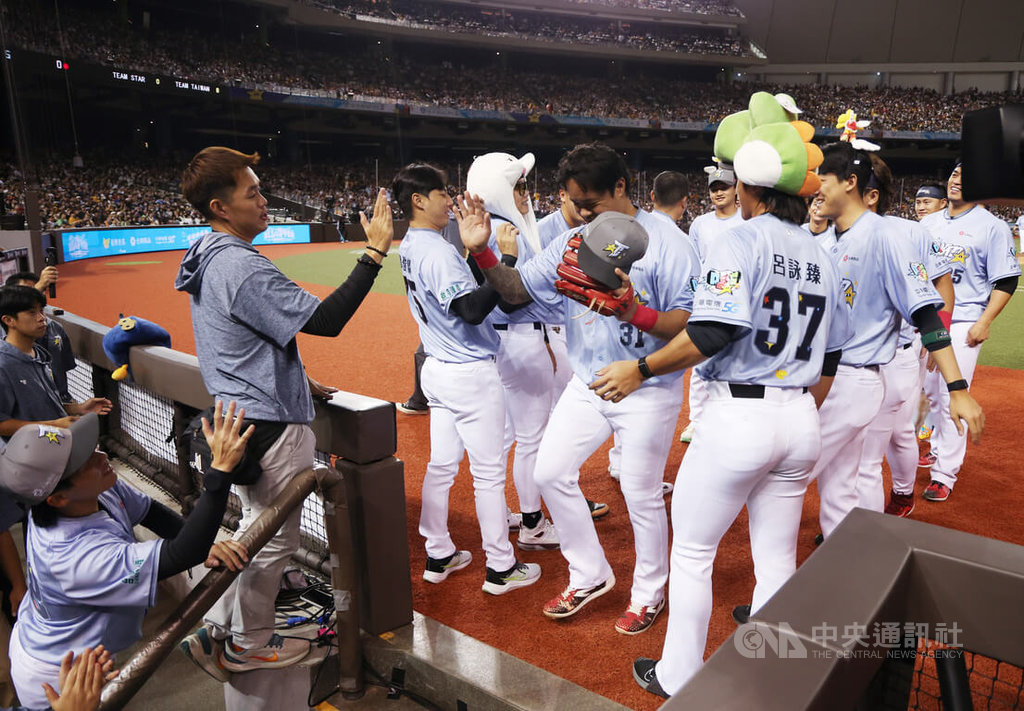 中職明星賽20日進入第2天，43歲林智勝（前右2）日擔任TEAM TAIWAN先發游擊手、打第2棒，守了整整7局，8局上完成1個出局後退場，也受到全場球迷歡呼，回到休息區隊友上前致意。中央社記者張新偉攝 114年7月20日