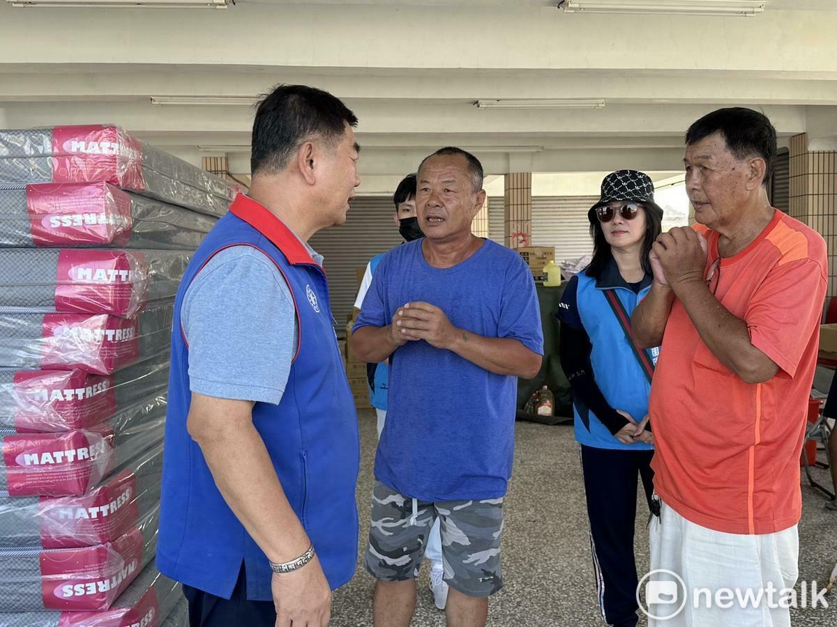 盧崑福跟阿妹床墊貨運車相約將軍區公所準備送床墊給災民，首批60床床墊先給災損相對嚴重的西寮里，許多災民看到這批「封膜」的新床墊，直呼「太好了！這樣就不擔心被雨水淋濕了。」 圖：盧崑福服務處提供