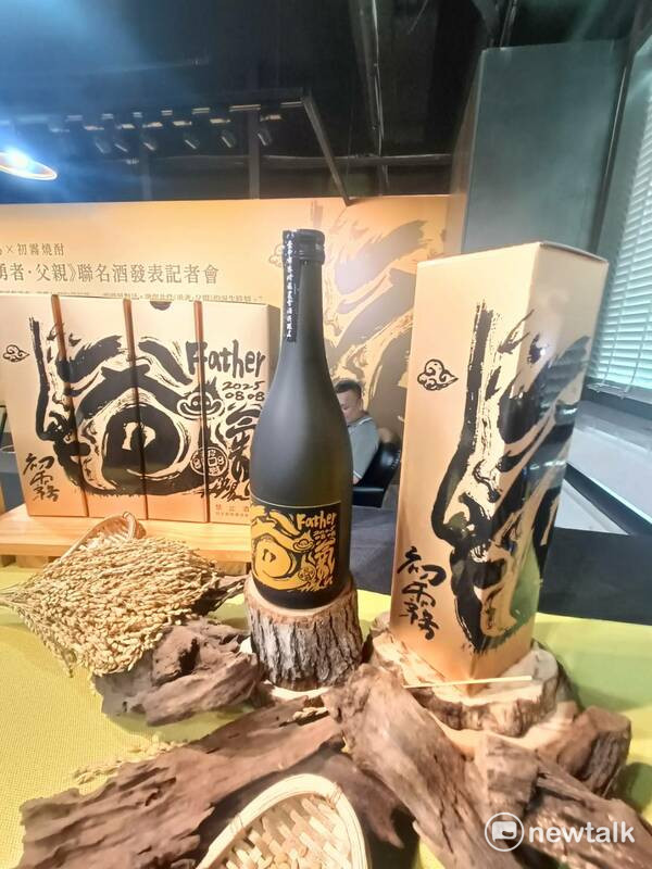 台中市霧峰區農會酒莊首度跨足藝術設計，在今年父親節前夕推出限量聯名酒款《勇者・父親》。 圖：唐復年/攝