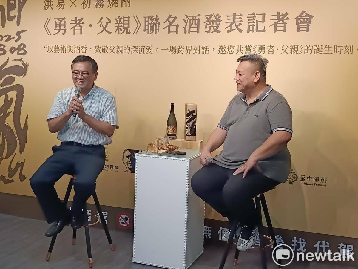 台灣農創公司董事長黃景建（左）與洪易在發表會上對談。 圖：唐復年/攝