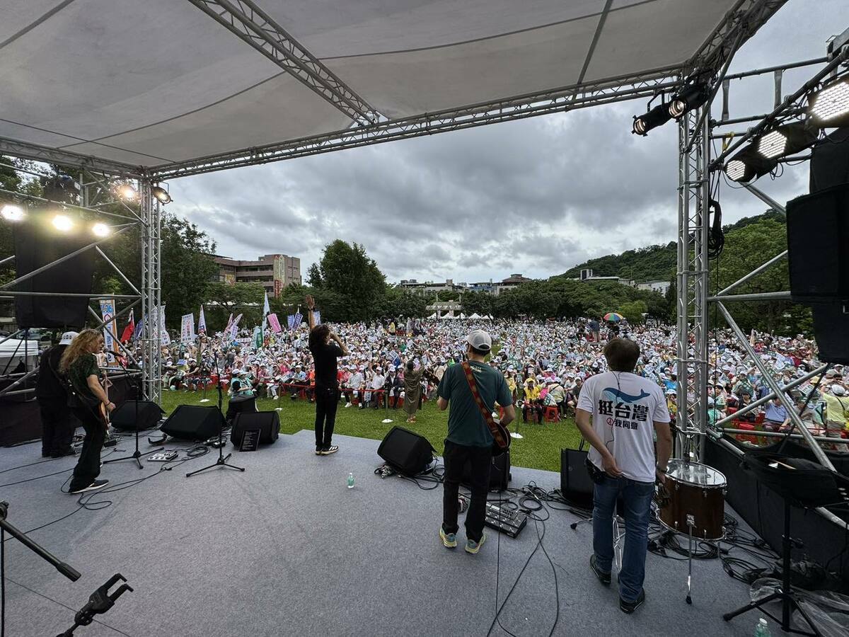 「726台北同意罷」造勢活動，雖然下雨，仍有5千民眾參與。 圖：取自趙怡翔臉書