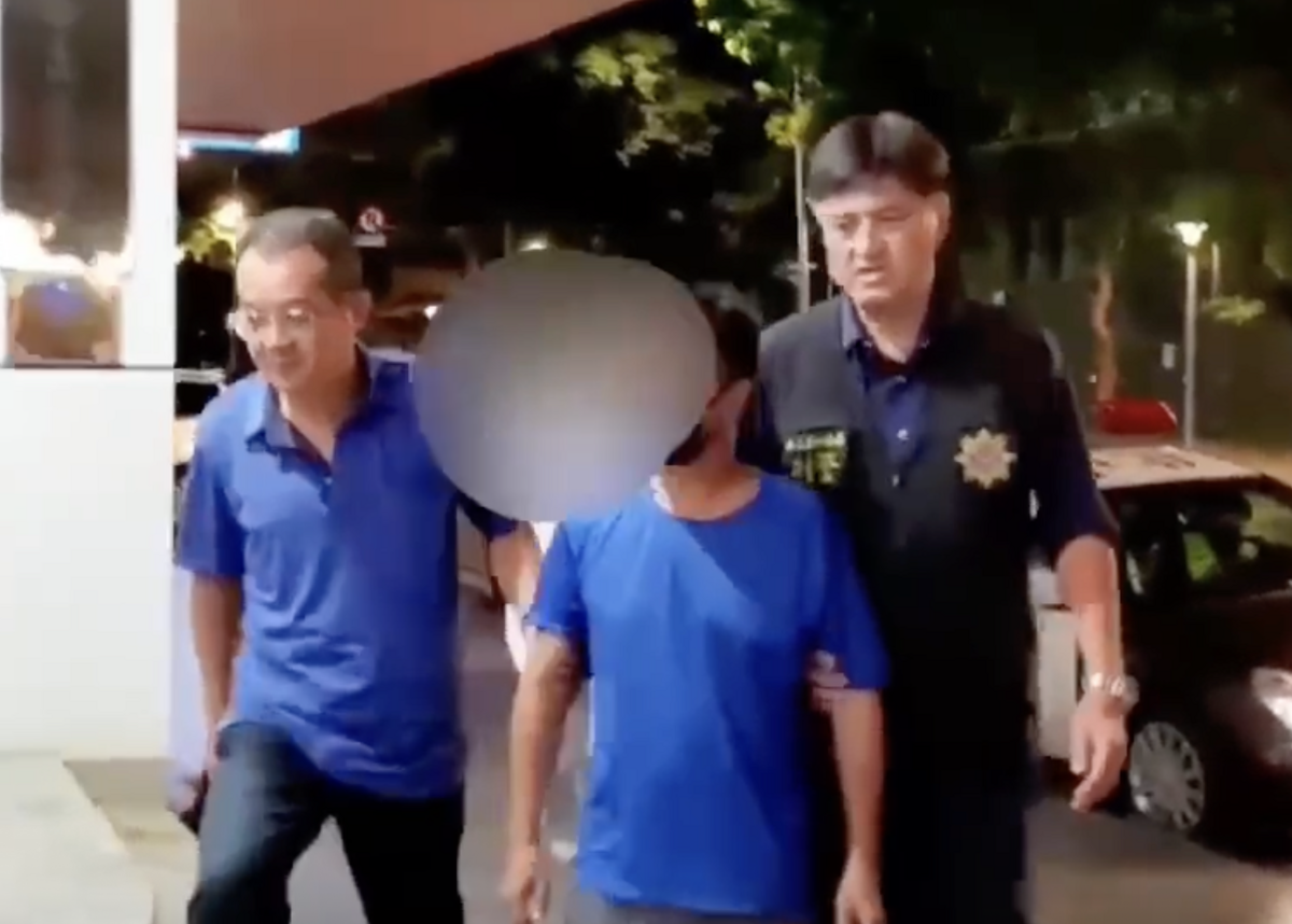 蛋砸民進黨中央黨部的民眾黨支持者，遭台北市中正一分局通知到案。 圖：翻拍自中正一影片