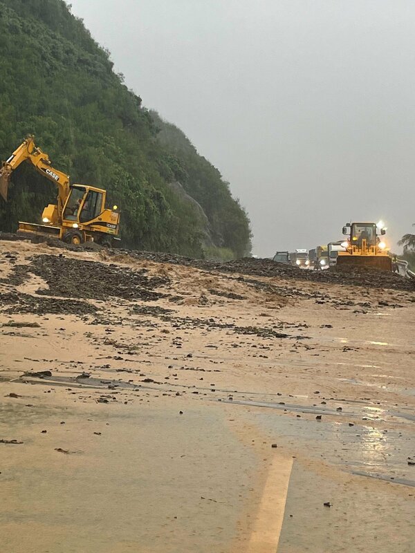 台9線417K+900(大鳥路段)土石泥流造成道路阻斷無法通行。 圖：公路局南區養護工程分局提供
