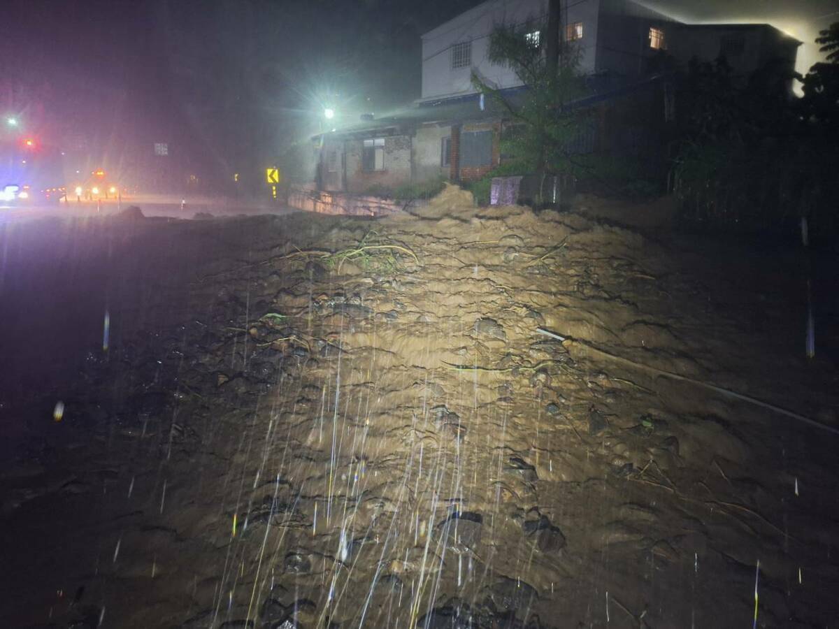 台9線425K+100(南興路段)土石泥流造成道路阻斷無法通行。 圖：公路局南區養護工程分局提供