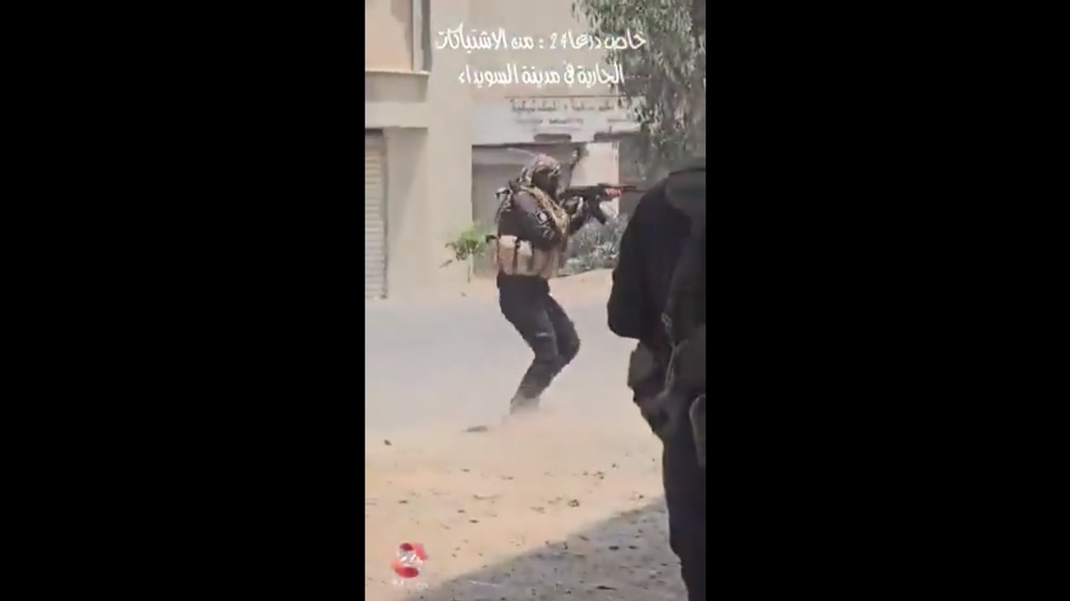 敘利亞南部的蘇韋達省近期爆發激烈武裝衝突，許多穆斯林武裝份子也前往當地協助敘利亞政府對抗德魯茲人，甚至有配戴著 ISIS 臂章的武裝份子加入衝突之中。 圖：擷取自 @Israelwaronhama X 分享影片