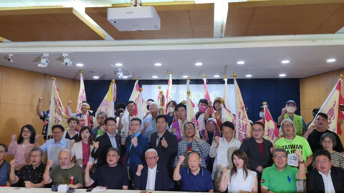 反共護台志工聯盟今（２１）日召開記者會，聯電創辦人曹興誠與全國三十一團罷團代表共同出席。 圖：蕭依岑／攝