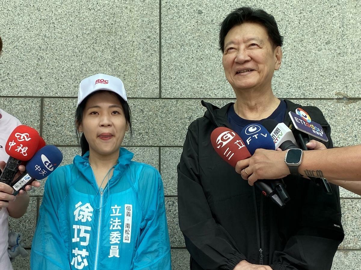 國民黨立委徐巧芯21日上午在趙少康陪同下進行車掃，並接受媒體訪問。 圖：林朝億/攝