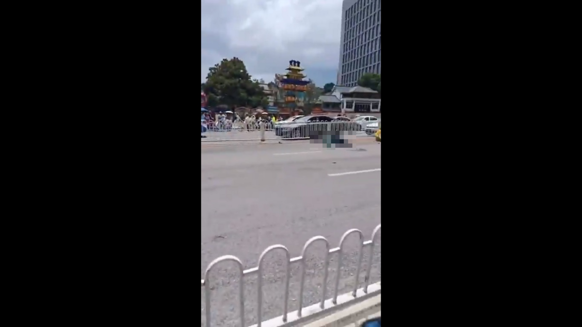 面對嚴重的獻忠事件，中國官方直接封鎖了相關消息的流通，甚至大肆報導美國的車禍事件，試圖模糊輿論焦點。 圖：擷取自 @whyyoutouzhele X 分享影片