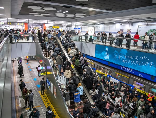 北市捷警接獲疑境外恐嚇電話，全線啟動最高層級防範機制，加強沿線巡邏與戒備。(示意圖) 圖：取自台北捷運 Metro Taipei