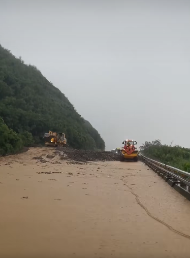 南迴公路台9線大鳥路段上午一度出現公路邊坡崩塌土石流的情況。 圖：翻攝自臉書「宜花東災害通報」