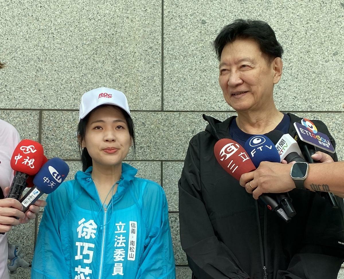 國民黨立委徐巧芯19日雨中廣董事長趙少康 圖：林朝億/攝