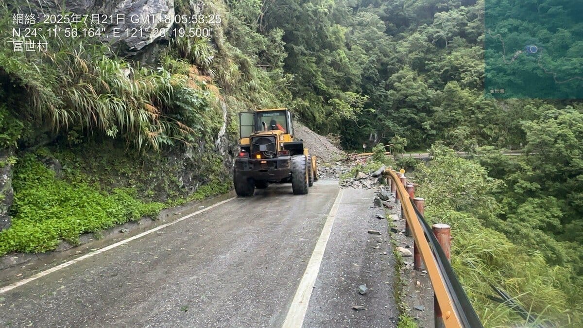 公路局指出，除了受影響的豁然亭路段預計17時搶通外，台8線關原至天祥仍依原訂管制方式放行。 圖：公路局／提供
