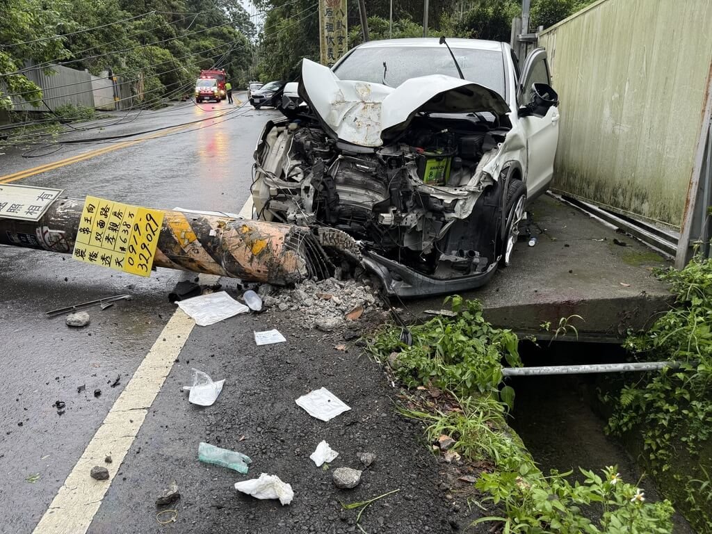 鍾姓男子21日駕車行經「投22線」往南投市方向，失控與對向車輛碰撞，鍾男駕駛的白色休旅車再撞倒台電電線桿（圖），一度釀4856戶停電，台電隔離故障區間，5分鐘恢復送電4580戶，餘276戶持續搶修。（民眾提供）中央社記者蕭博陽南投縣傳真　114年7月21日