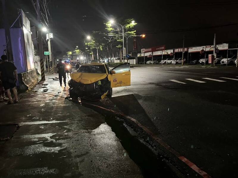 高雄今日凌晨發生酒駕車禍，肇事駕駛甚至找人頂替還與計程車司機串通。 圖：民眾提供